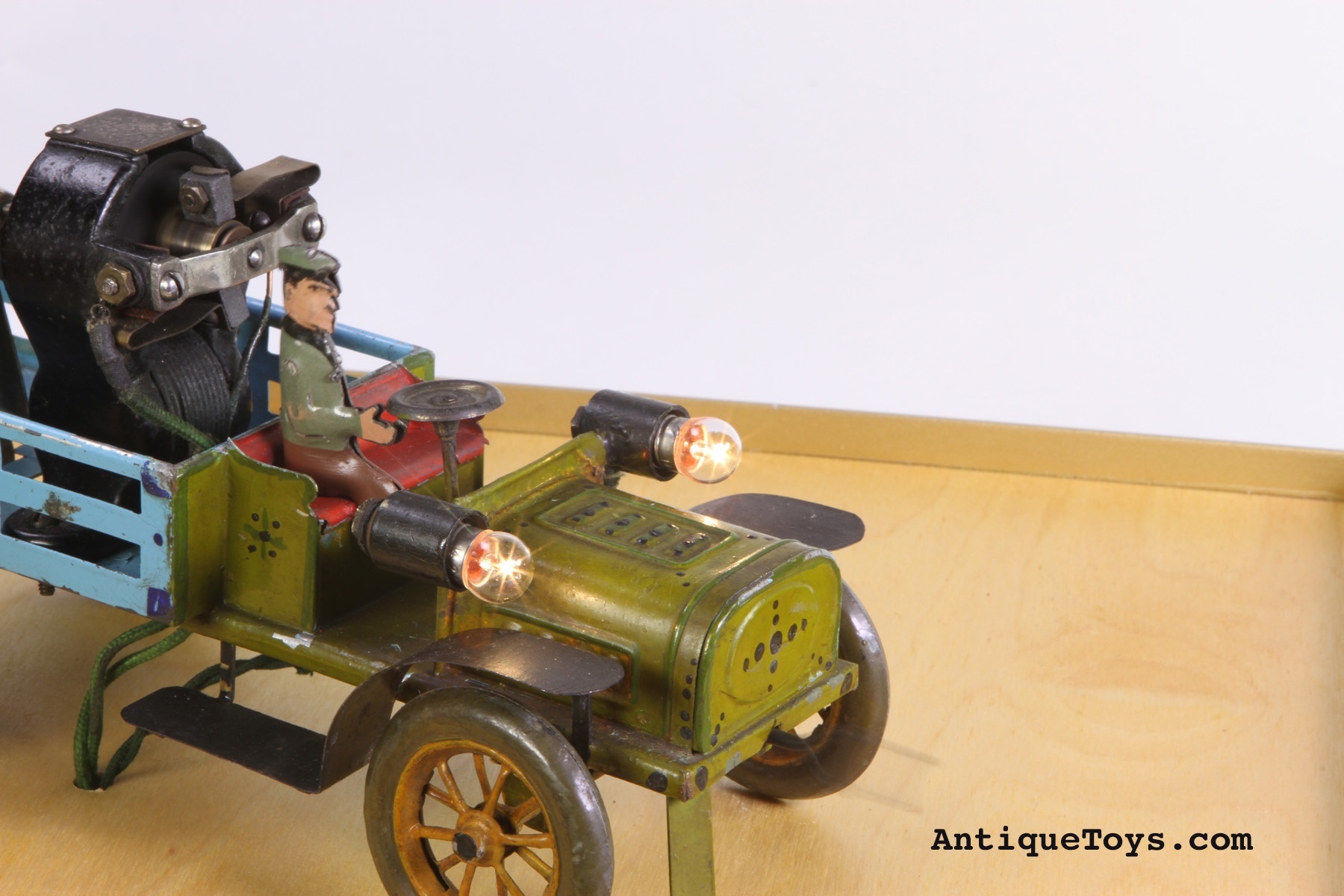hasbro toy with pull handle and crank