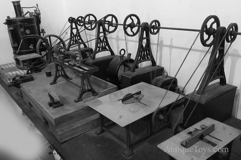 Marklin steam engine and workshop. 4112