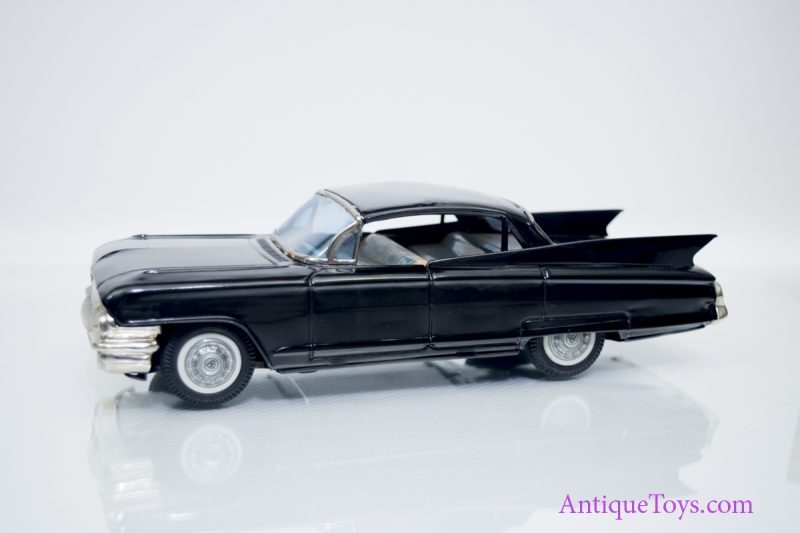 1961 Cadillac Sedan Tin Car Marusan Japan #3828 <FONT COLOR="ff000 ">*SOLD*</font> - Image 4