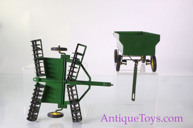 John Deere Ertl Set with Accessories Old Toys Likely 1/16 Scale <FONT COLOR="ff000 ">*SOLD*</font> - Image 17