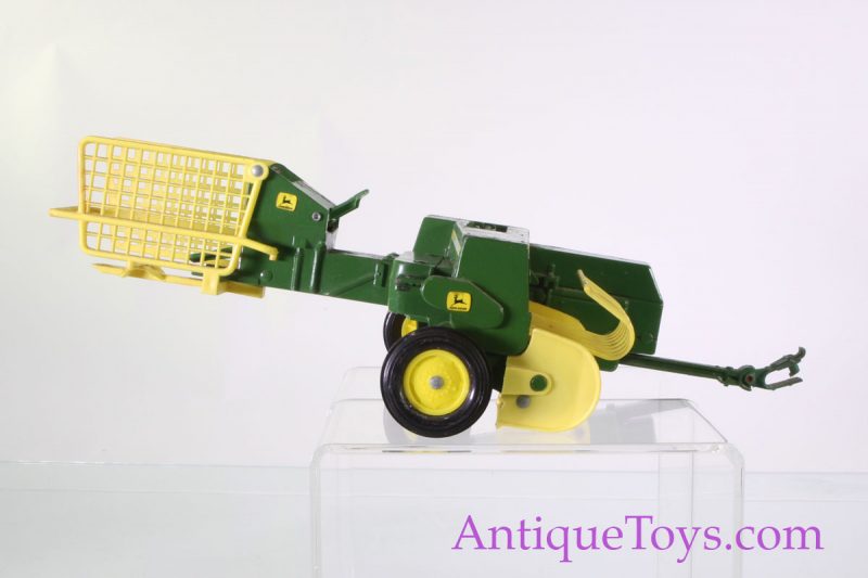 John Deere Ertl Set with Accessories Old Toys Likely 1/16 Scale <FONT COLOR="ff000 ">*SOLD*</font> - Image 19