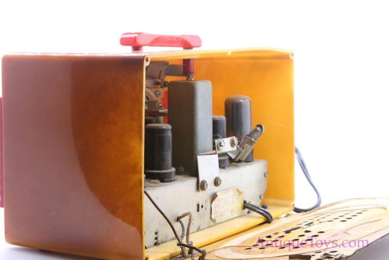 Garod “Commander” Model 6AU-1 Art Deco Style Catalin/Bakelite AM Tube Radio in Butterscotch & Red <FONT COLOR="ff000 ">*SOLD*</font> - Image 3
