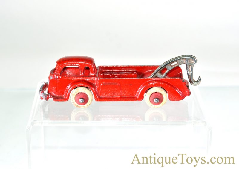 Hubley Red Cab Wrecker Cast Iron Tow Truck no. 2332  with Rubber Wheels <FONT COLOR="ff000 ">*SOLD*</font> - Image 2