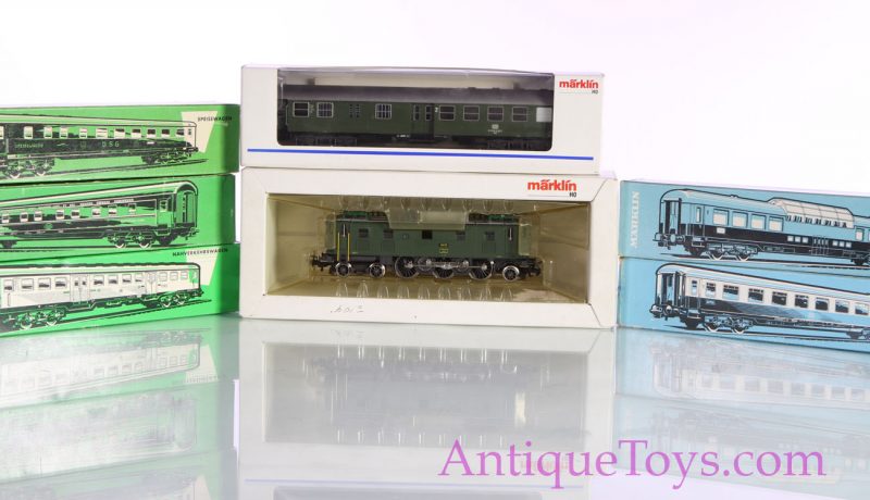 Marklin HO Train Set with Dining car and Electric Engine <FONT COLOR="ff000 ">*SOLD*</font>