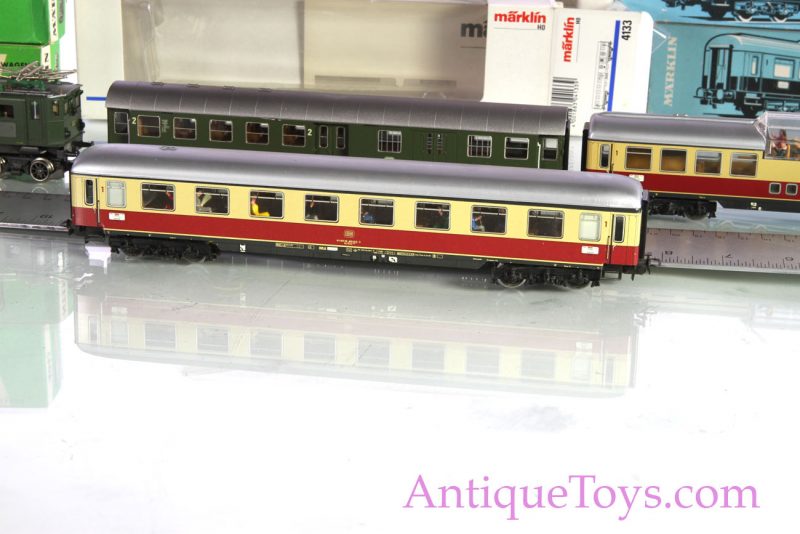 Marklin HO Train Set with Dining car and Electric Engine <FONT COLOR="ff000 ">*SOLD*</font> - Image 4