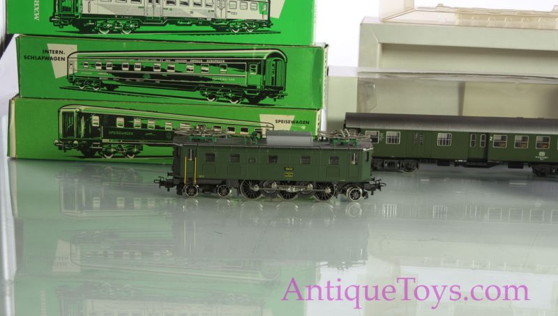 Marklin HO Train Set with Dining car and Electric Engine <FONT COLOR="ff000 ">*SOLD*</font> - Image 11