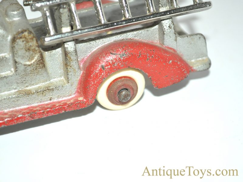 Hubley ca. 1930’s Silver and Red Cast Iron Fire Engine Ladder Truck <FONT COLOR="ff000 ">*SOLD*</font> - Image 4