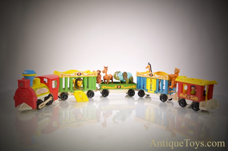 Fisher-Price ca. 1973 Circus Train 991 Little People Pull Toy with People & Animal Figures Play Set for Sale