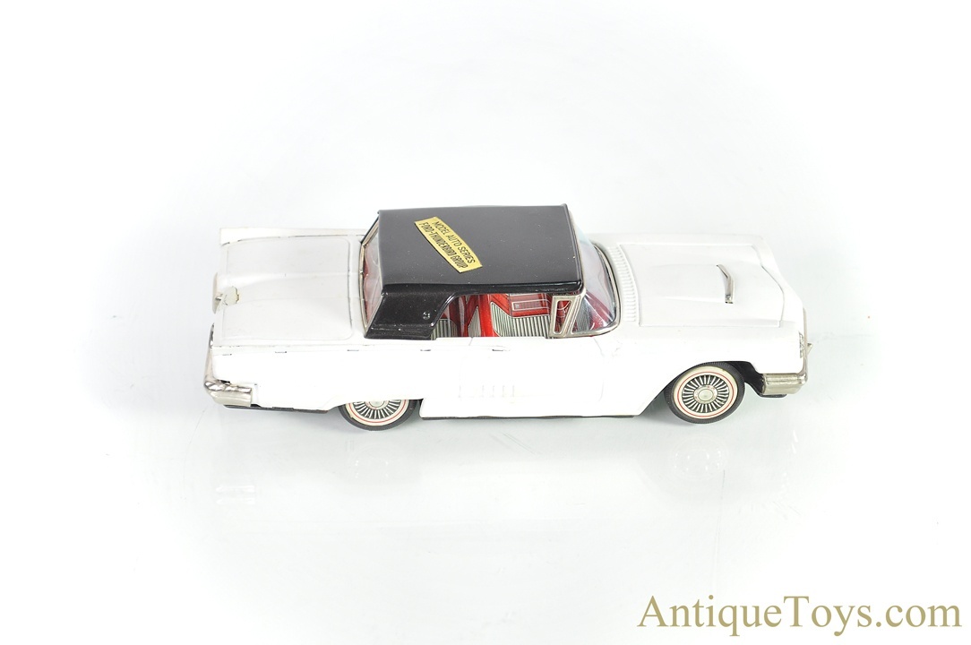 萬代屋【フォード サンダーバード オープン白】ブリキ tin car