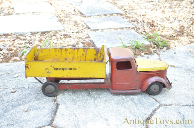 Structo Manufacturing Co. Pressed Steel Diamond T Construction Co. Dump Truck <FONT COLOR="ff000 ">*SOLD*</font>