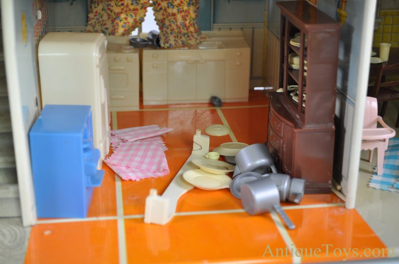 Marx Tin Lithographed Metal Suburban Colonial 2-Story Doll House <FONT COLOR="ff000 ">*SOLD*</font> - Image 8