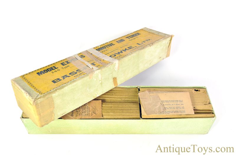 Bassett-Lowke O Gauge Steam 6660/0 L.N.E.R. 2-6-0 "Mogul" Model Express Locomotive and Tender with Train Cars in Box <FONT COLOR="ff000 ">*SOLD*</font> - Image 3