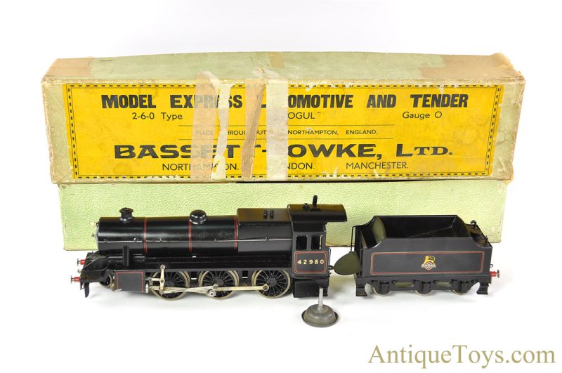 Bassett-Lowke O Gauge Steam 6660/0 L.N.E.R. 2-6-0 "Mogul" Model Express Locomotive and Tender with Train Cars in Box <FONT COLOR="ff000 ">*SOLD*</font> - Image 2