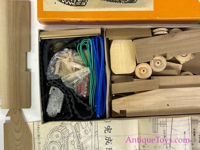 T.M.K. ca. 1960s Battery Operated Remote Controlled Wood Red China Scientific Model Toy R.C. Tank Kit in Box <FONT COLOR="ff000 ">*SOLD*</font> - Image 4