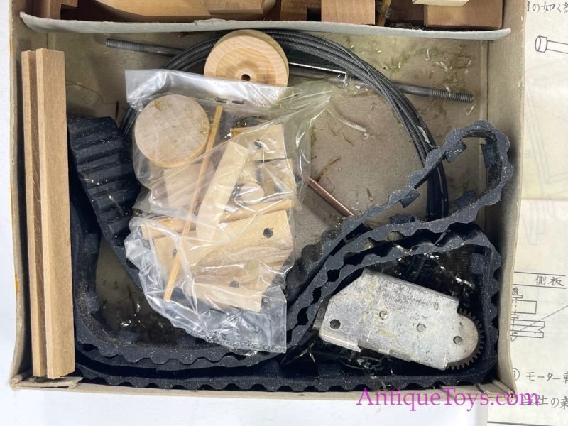 T.M.K. ca. 1960s Battery Operated Remote Controlled Wood Red China Scientific Model Toy R.C. Tank Kit in Box <FONT COLOR="ff000 ">*SOLD*</font> - Image 8