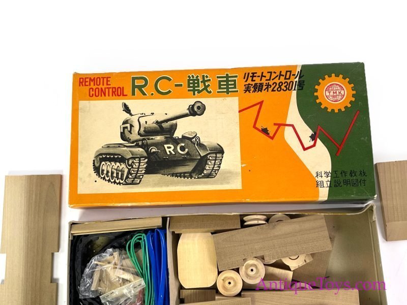 T.M.K. ca. 1960s Battery Operated Remote Controlled Wood Red China Scientific Model Toy R.C. Tank Kit in Box <FONT COLOR="ff000 ">*SOLD*</font> - Image 6