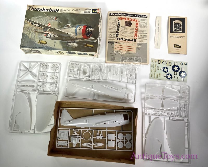 Revell, Inc. Plastic Official 1/32 Scale Model Thunderbolt Republic P-47D in Box for Sale - Image 2