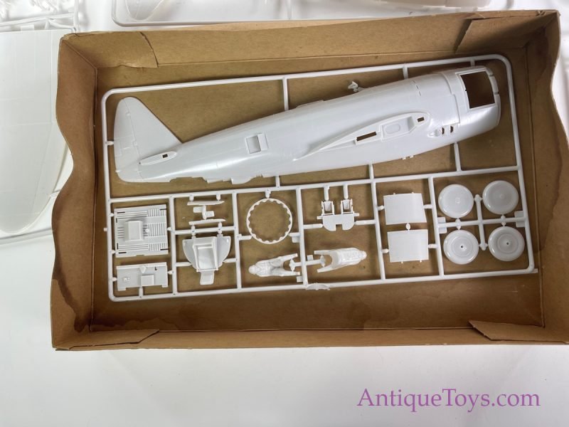 Revell, Inc. Plastic Official 1/32 Scale Model Thunderbolt Republic P-47D in Box for Sale - Image 8
