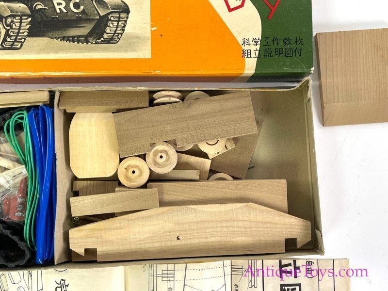 T.M.K. ca. 1960s Battery Operated Remote Controlled Wood Red China Scientific Model Toy R.C. Tank Kit in Box <FONT COLOR="ff000 ">*SOLD*</font> - Image 3