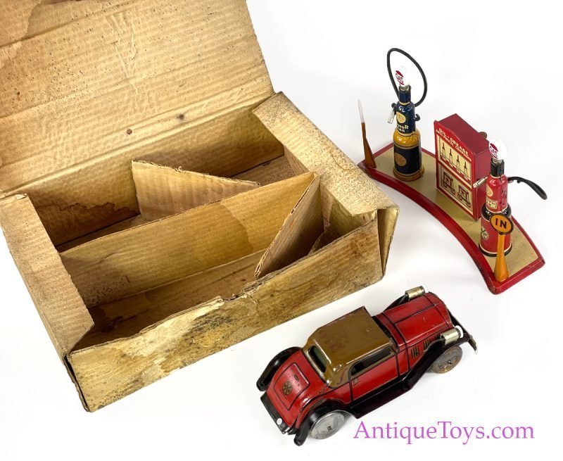 Marx Tin Lithographed "Lincoln Highway Electric Lighted" Car and Gas Station in Box <FONT COLOR="ff000 ">*SOLD*</font> - Image 4