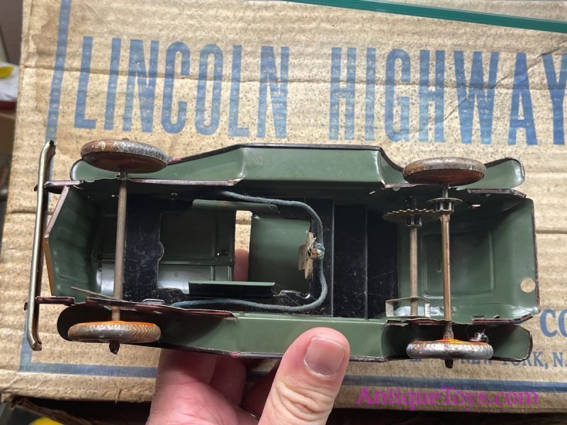 Marx Tin Lithographed "Lincoln Highway Electric Lighted" Car and Gas Station in Box <FONT COLOR="ff000 ">*SOLD*</font> - Image 9