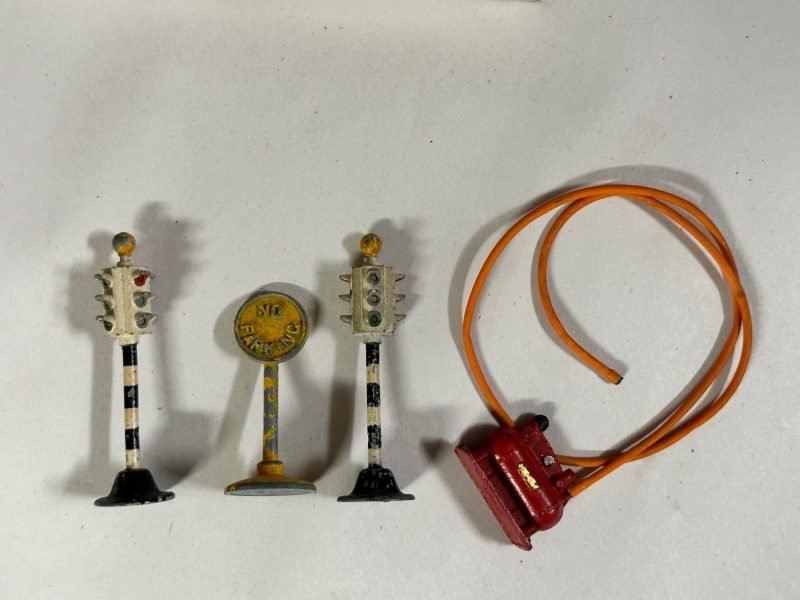 Meccano Ltd. Dinky Toys No. 49 Gas Pump Boxed Set for Sale - Image 12