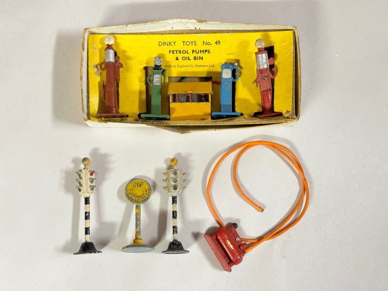 Meccano Ltd. Dinky Toys No. 49 Gas Pump Boxed Set for Sale - Image 11