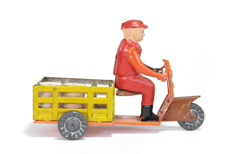 Garcia & Calda Portuguese Hand-Painted Tin 3-Wheeled Delivery Trike European Toy for Sale - Image 2