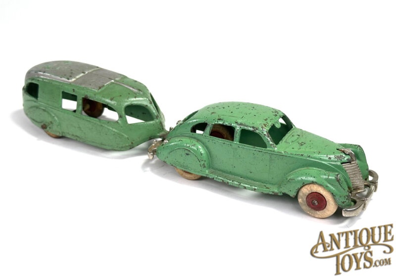 Hubley ca. 1938 Cast Iron Lincoln Zephyr & Camper 13" for Sale - Image 3