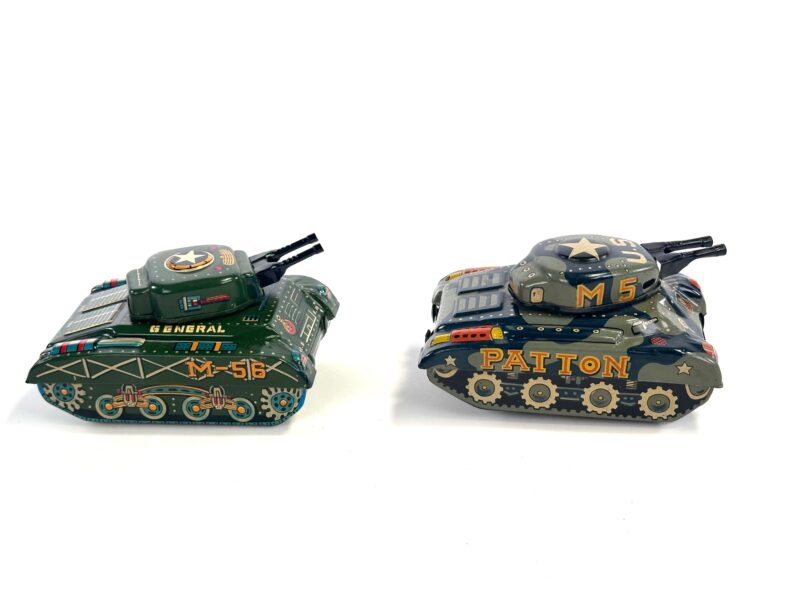 Moving turret tank toy.