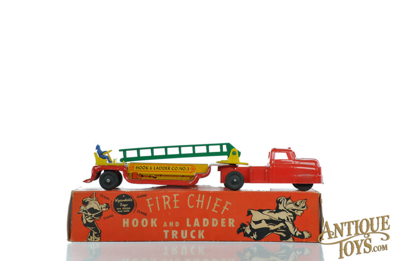 Wyandotte Pressed Steel No. 457 Fire Chief Hook & Ladder Truck Boxed for Sale - Image 2
